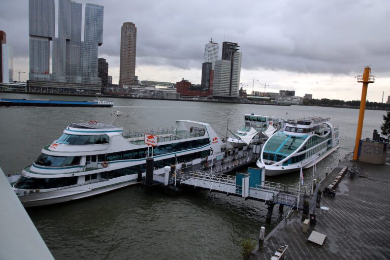 harbour tour rotterdam we are cycling