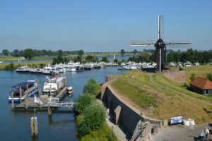 harbour tour rotterdam we are cycling