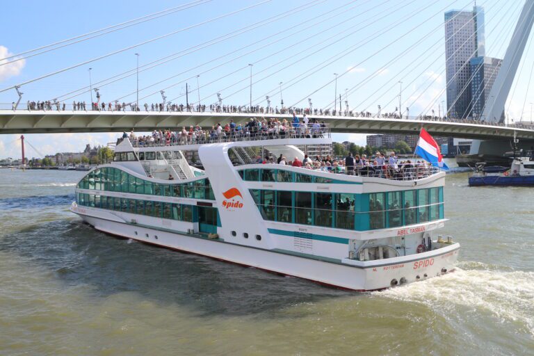 harbour tour rotterdam we are cycling